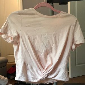 super cute semi cropped light pink t shirt!!🤍